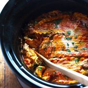 Super Easy Skinny Veggie Crockpot Lasagna - a handful of simple ingredients for a healthy family dinner. | https://discovery-lab.info