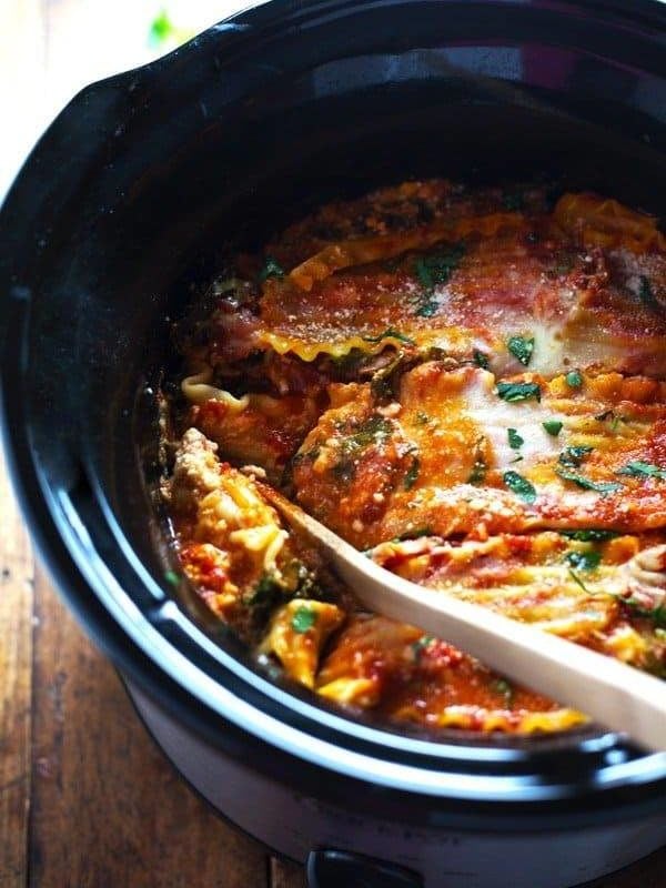 Super Easy Skinny Veggie Crockpot Lasagna - a handful of simple ingredients for a healthy family dinner. | https://discovery-lab.info