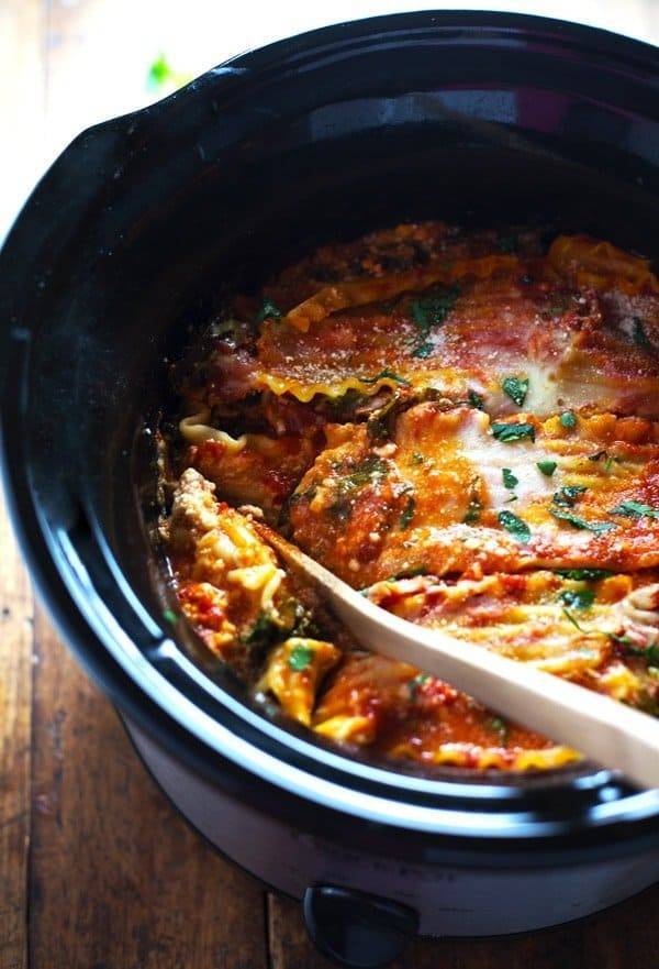 Super Easy Skinny Veggie Crockpot Lasagna - a handful of simple ingredients for a healthy family dinner. | https://discovery-lab.info